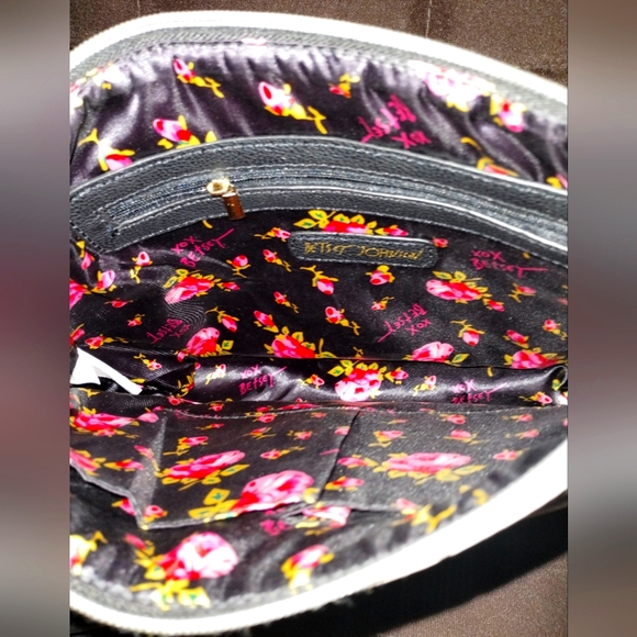 Betsey Johnson Tan Zig Zag Quilted Wristlet / Clutch / Cosmetics bag **New** - Picture 4 of 6